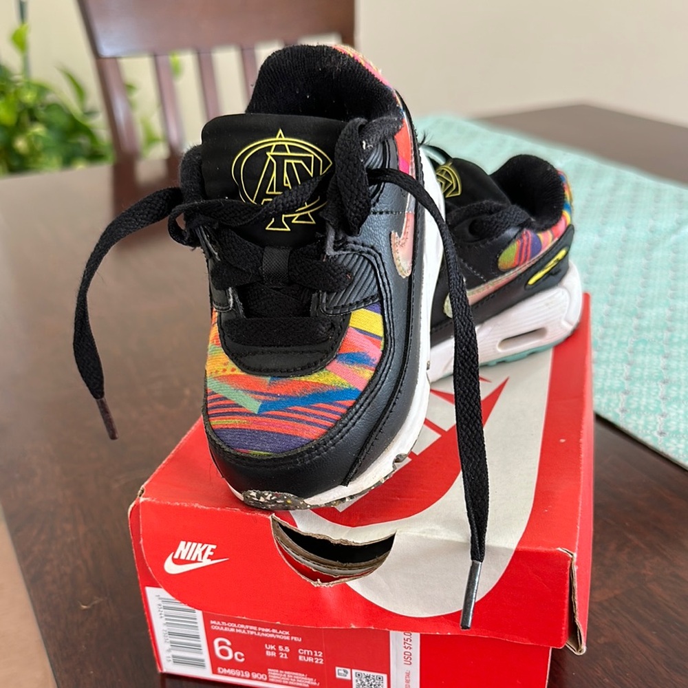 Nike Black and Red Sneakers Dynamic Athletic Design